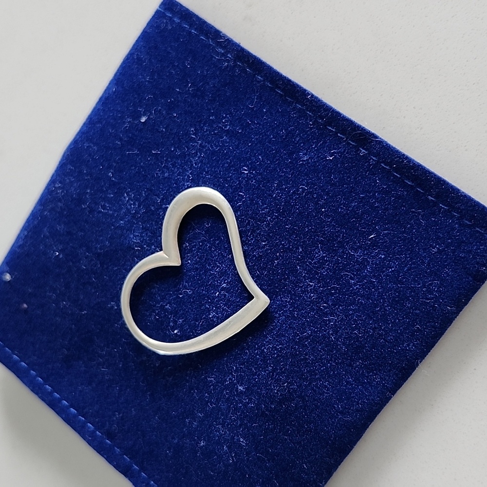 Ladies floating heart pendant